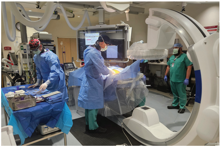 EP Lab Digest誌のスポットライトインタビューに掲載されたRCISの活動風景 North Hospital でペースメーカ植え込み中